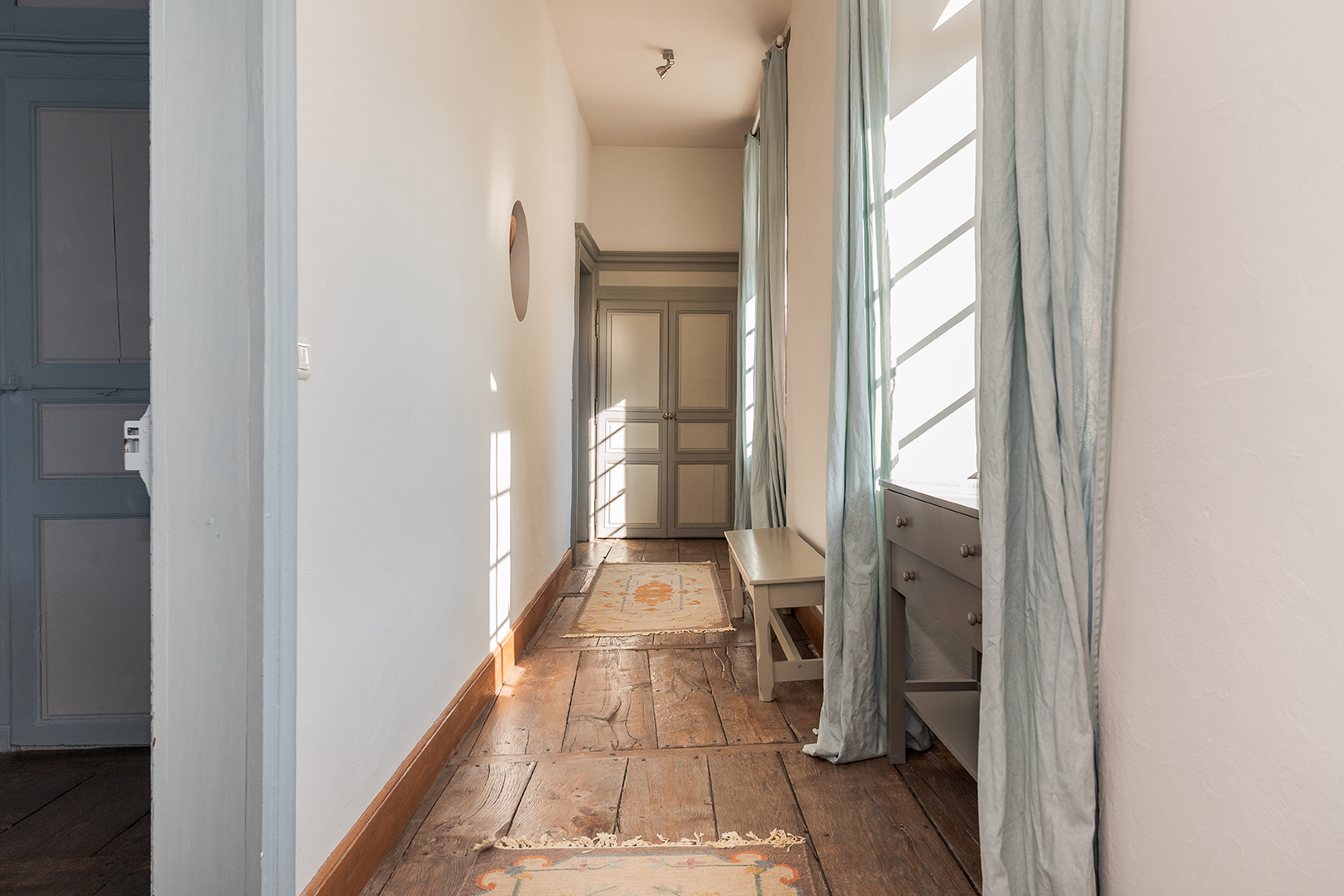 Bright hallway with wooden flooring at Maison des deux Garçons