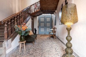 De entree van Maison des deux garcons